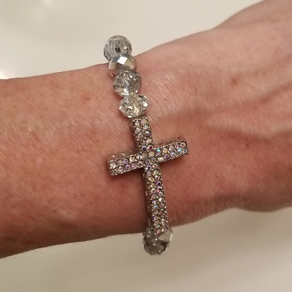 Crystal stretch bracelet with cross